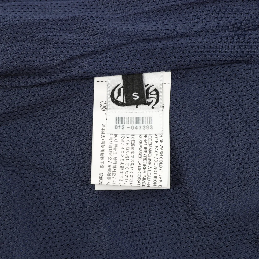🅿️570 CH/Cro Xin Dark pattern all-over printed windbreaker jacket. The fashionable and western-style color scheme gives off a fashionable and casual temperament, rejuvenating youthful vitality! Made from customer-supplied fabrics, a real high-end product! It is not an ordinary deflationary quality. It is different from "soft and soft" fabrics. It has a delicate and soft texture, gentle and non-prickly feeling. The density of imported custom fabrics is also very tight, neat and does not change shape, always maintaining the brand's classic and rigorous image! The metal snap-type design is provided by customers, and the upper body is full of shape. It is a must-have item for quality control! size：XS-L